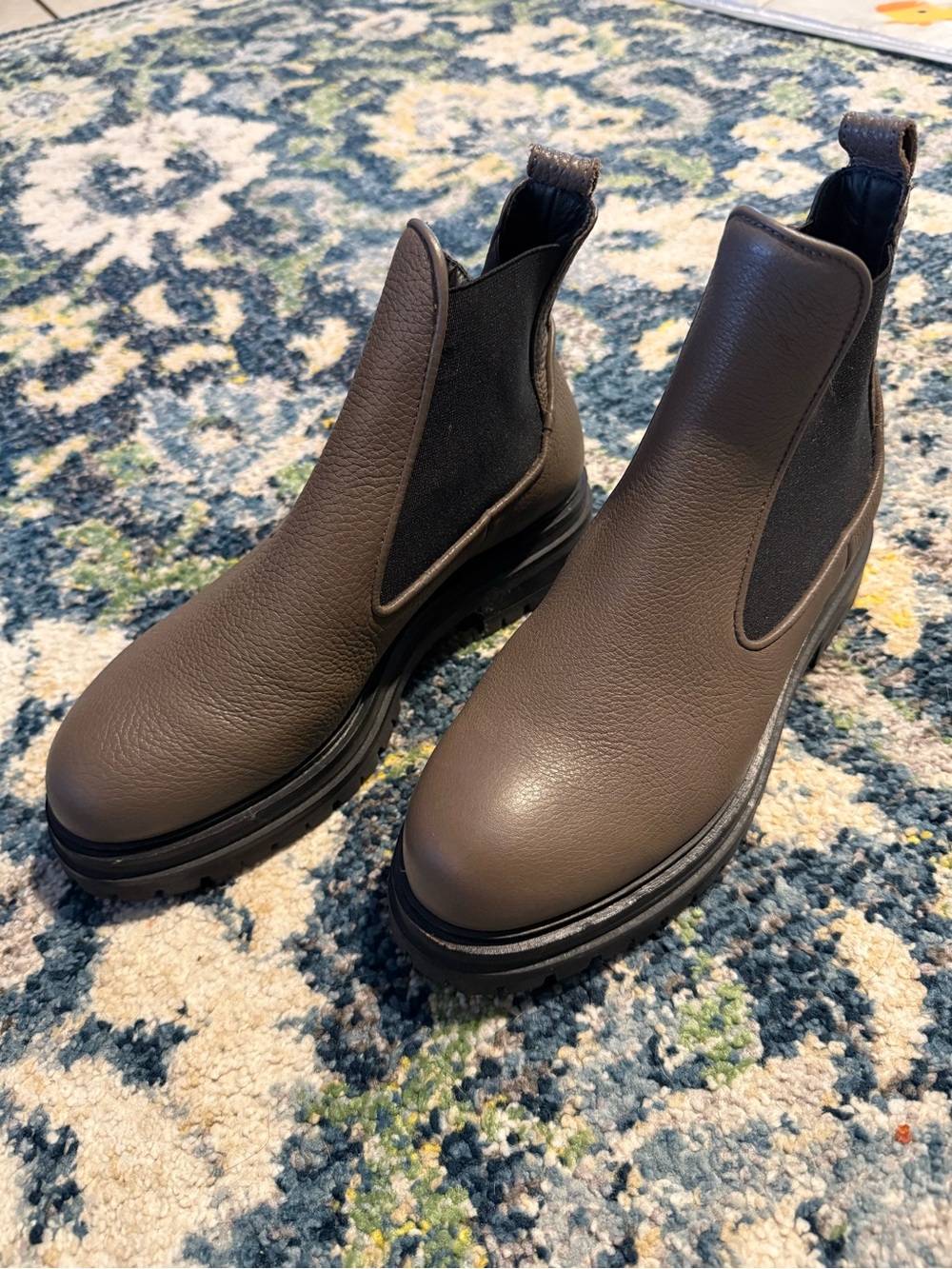 M. Gemi The Noemi Lug Sole Leather Chelsea Boots Size 7.5